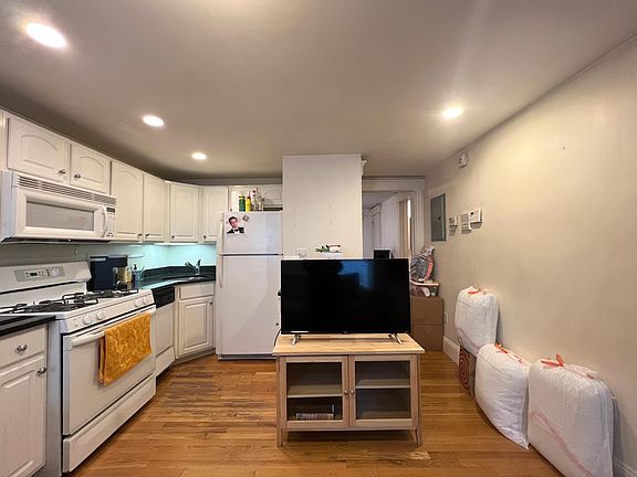 4th image of 418-422 W 2nd St #422-1