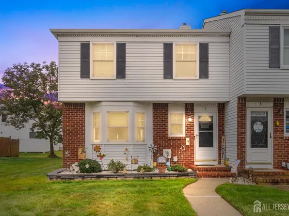 7 Gardenia Ct, Sayreville, NJ 08872