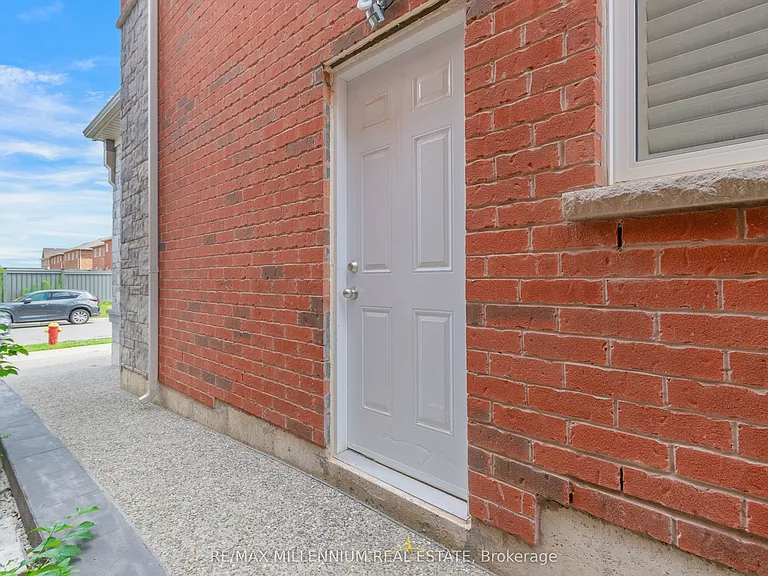 481 Bessborough Dr — Photo 6