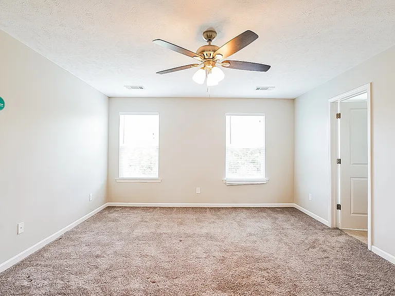 1718 Hartford Ln — Photo 11