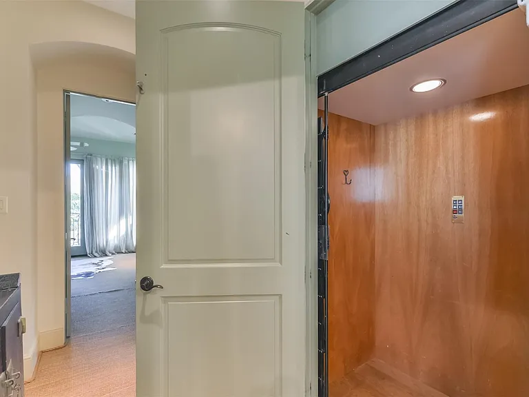 2712 Ferndale St — Photo 32