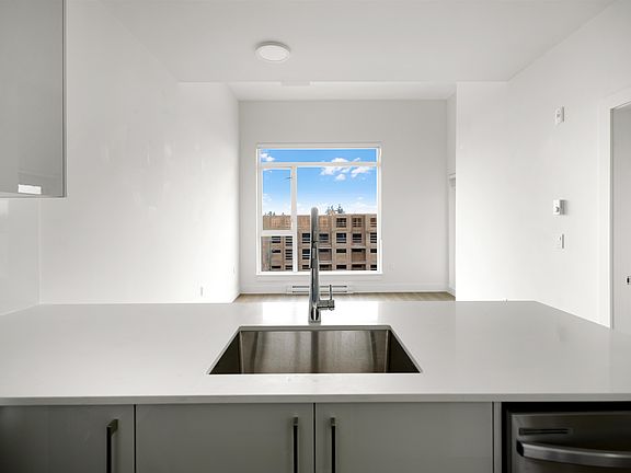 5th image of 15739 Fraser Hwy #609
