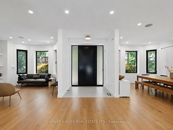 4th image of 128 Lyndhurst Ave