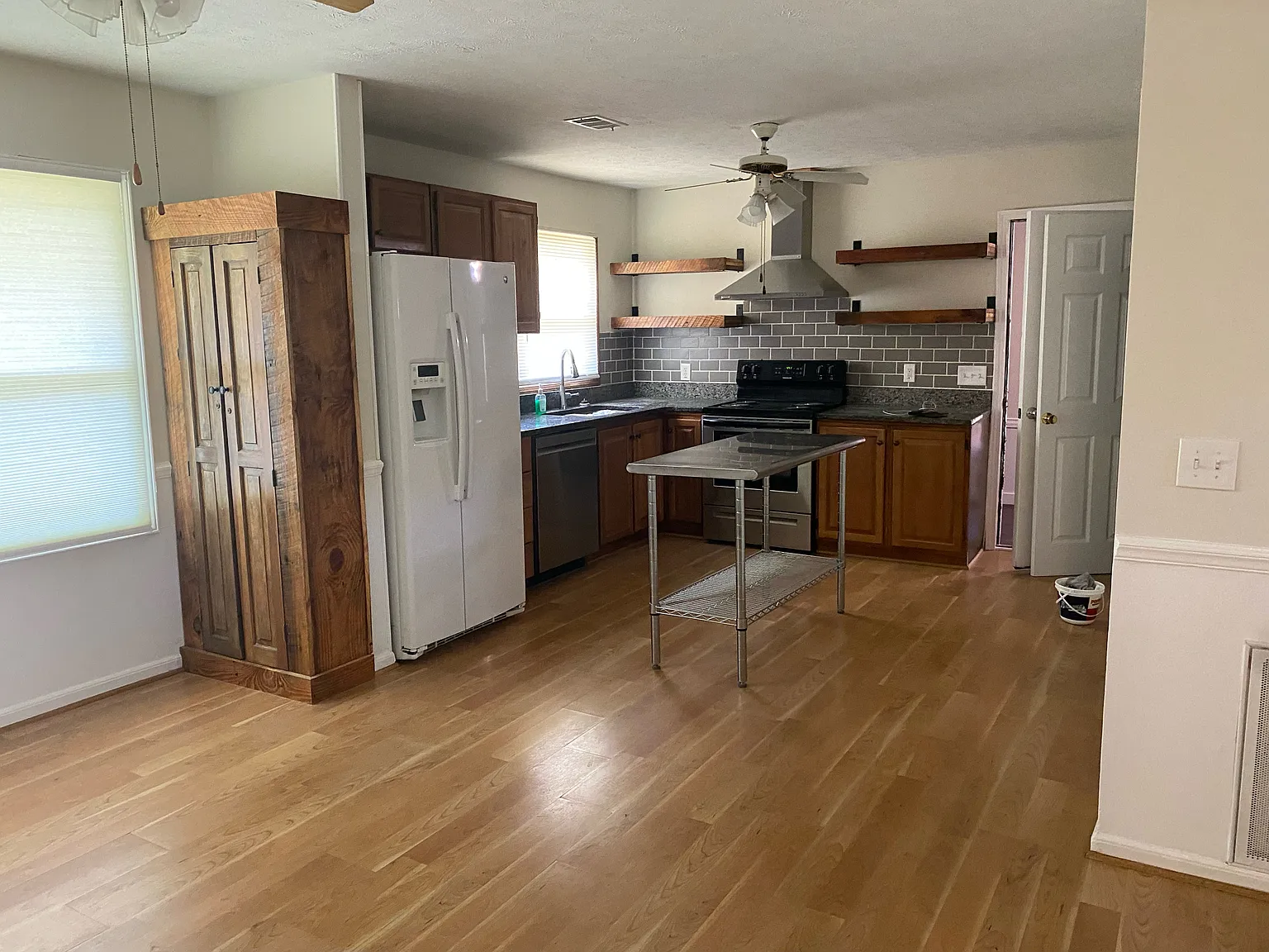 3 bed, 1450 sqft, $1,975 — Photo 2