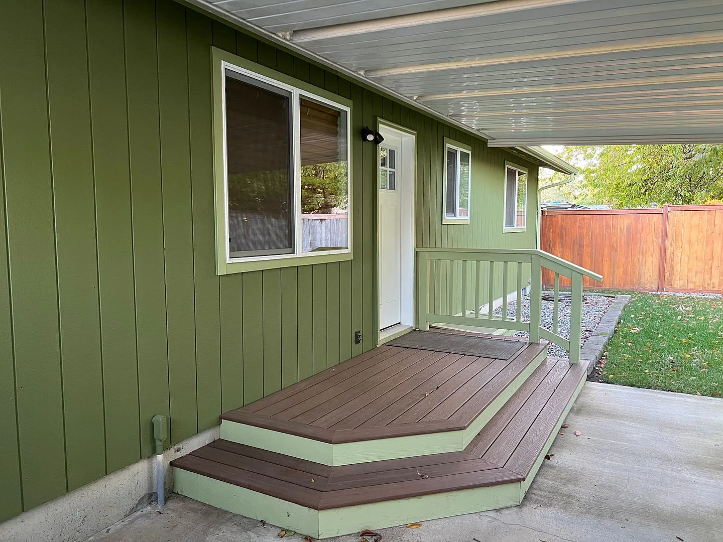Move in ready home, with lake access — Photo 1