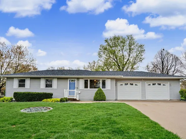 1935 Fairmeadows Ct, Bettendorf, IA 52722