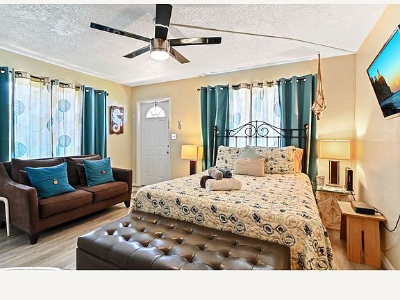 Enjoy a beautiful studio with full kitchen and bath.
All amenities and no stairs