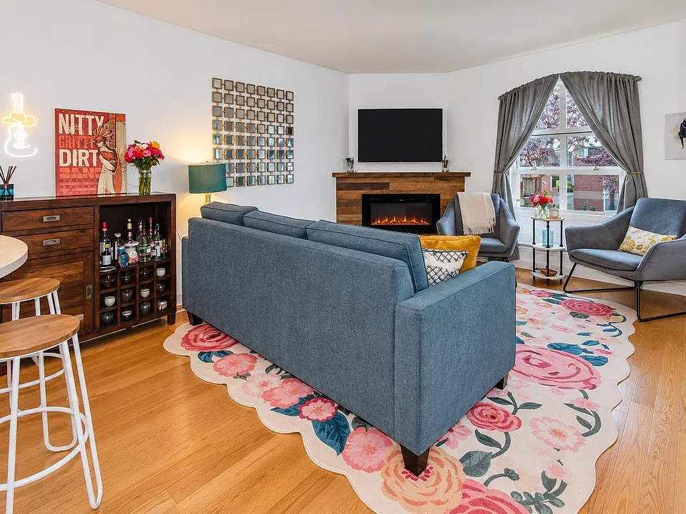 1082 W 8th Ave #212