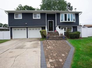 8 Howard St, Wheatley Heights, NY 11798