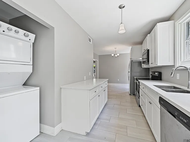 416 E State St — Photo 6