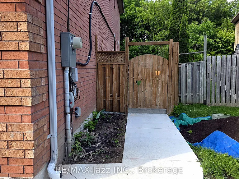 9 Maconnachie Pl #LOWER — Photo 2