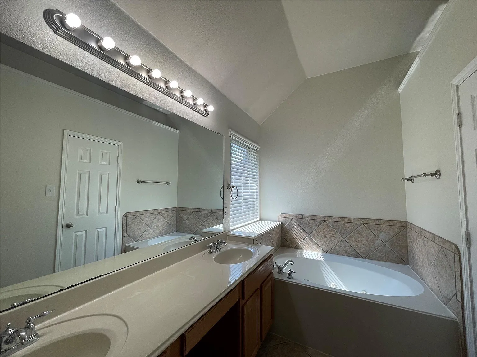3 bed, 1895 sqft, $2,450 — Photo 3