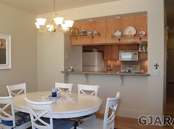 Breakfast Bar and Dining