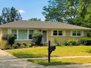 250 Woodville Ln, Schaumburg, IL 60193