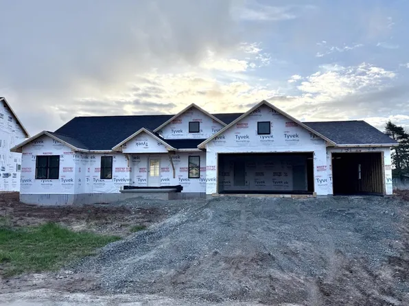 N8864 Galway Ln, Menasha, WI 54952
