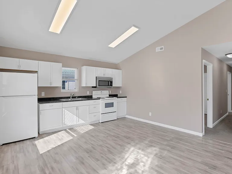 98 Burt Ave — Photo 6