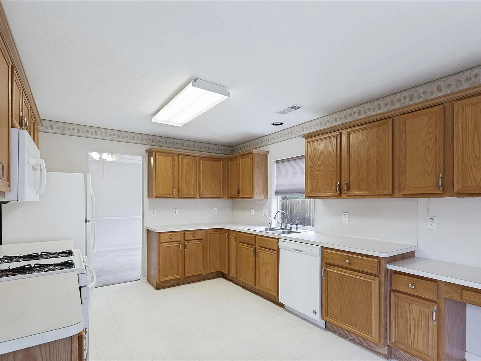 3 bed, 2.0 bath, 1851 sqft, $2,150 — Photo 4