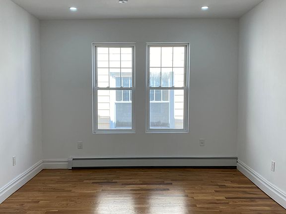 3rd image of 286 Logan Ave