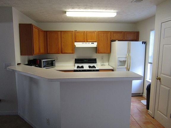 Open Kitchen w/ Breakfast Bar