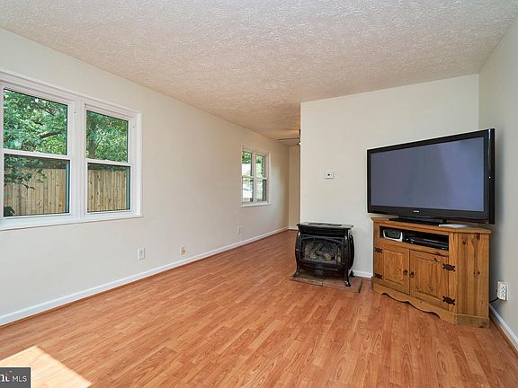 5th image of 23 Underwood Pl