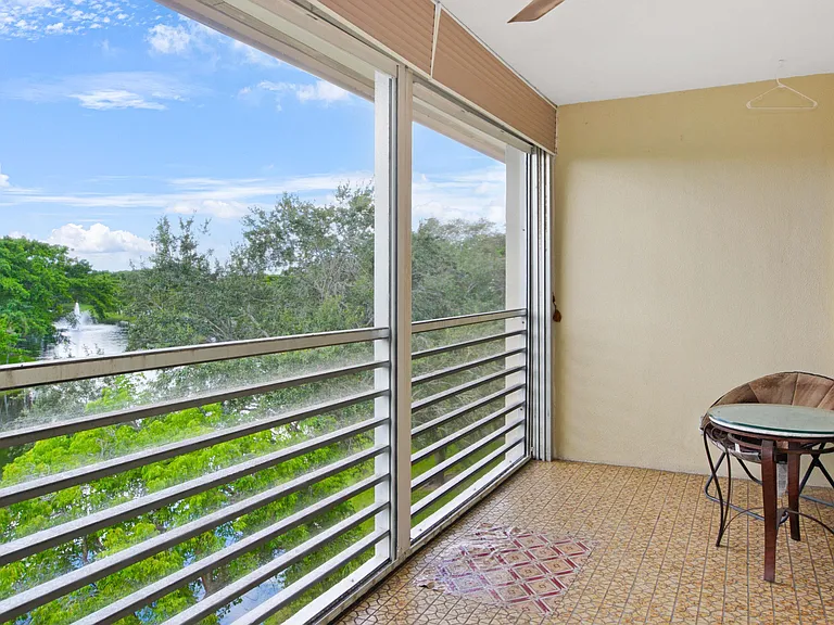 2101 Lucaya Bnd #D4 — Photo 3