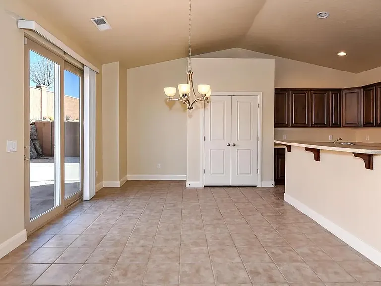 355 E Munich Dr — Photo 3