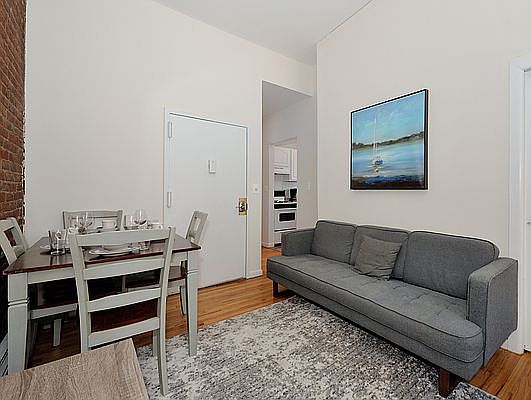 4th image of 356 W 37th St #2B