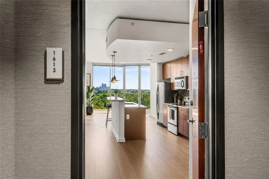 1 bed, 1.0 bath, 832 sqft, $2,000 — Photo 2