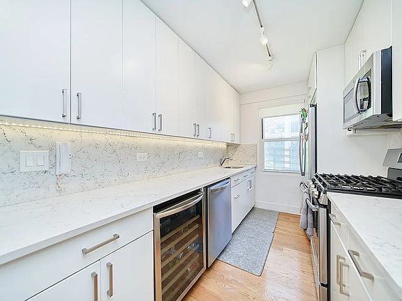 4th image of 155 E 34th St APT 4G