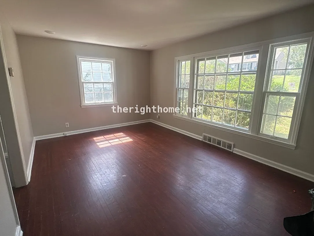3 bed, 1.5 bath, 1280 sqft, $1,300 — Photo 2