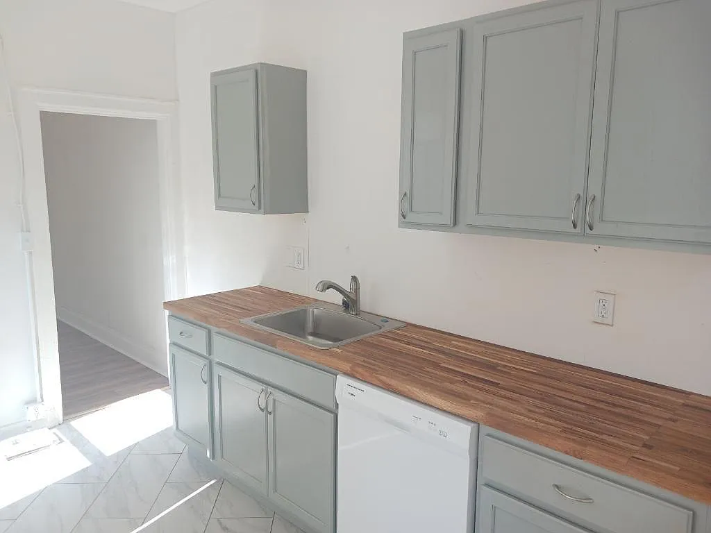 1231 Dickson St — Photo 3