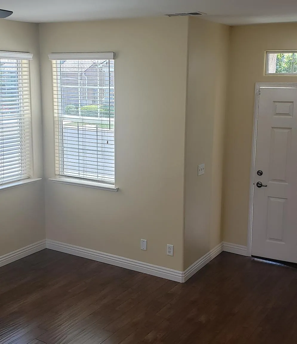 3 bed, 2.5 bath, 1979 sqft, $2,400 — Photo 2