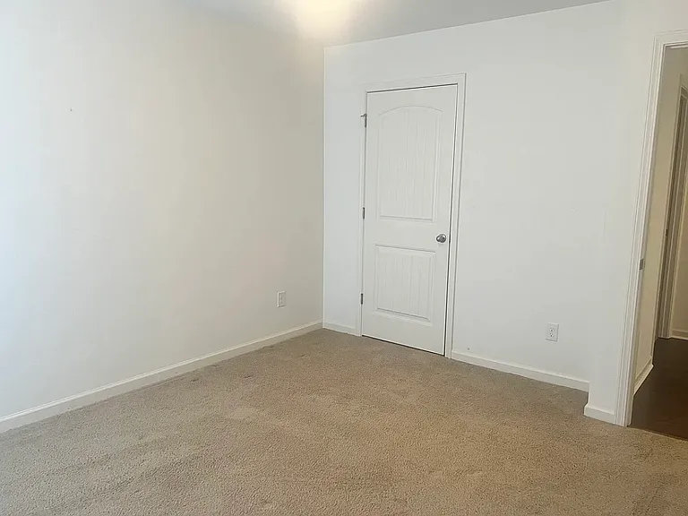 4599 Woodford Cir — Photo 14