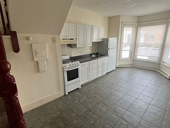 2nd image of 21-25 Pierce St #25A