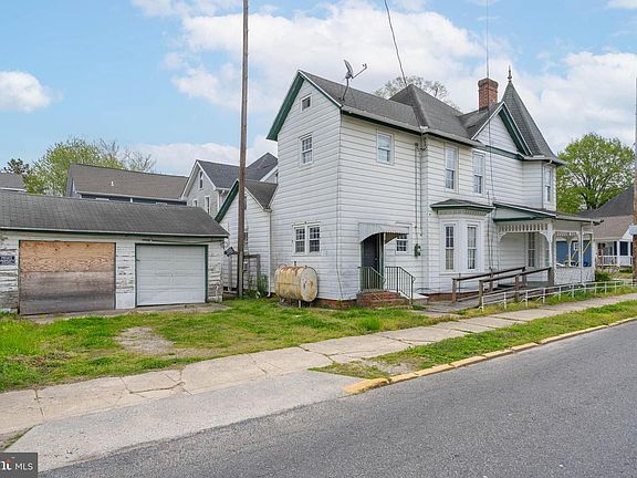 3rd image of 402 E Poplar St