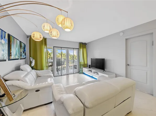 470 Paradise Isle Blvd APT 310, Hallandale Beach, FL 33009