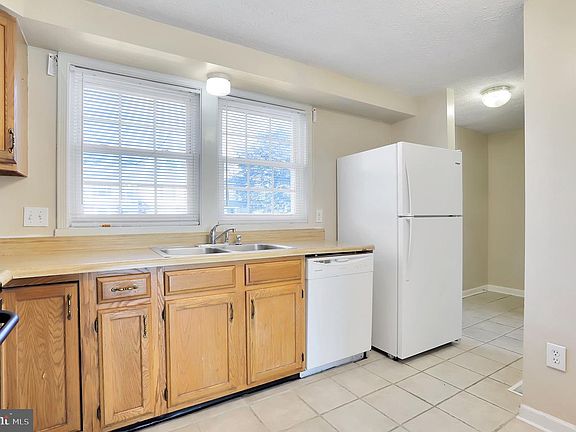 5th image of 218 Lily Ct