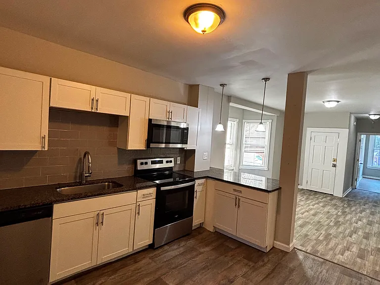 27 N Lake Ave #1 — Photo 2
