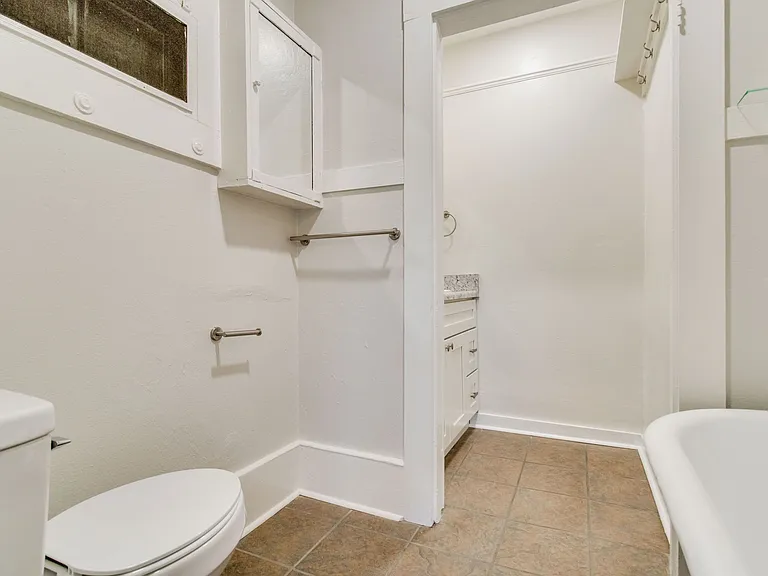 1224 E Strong St — Photo 28