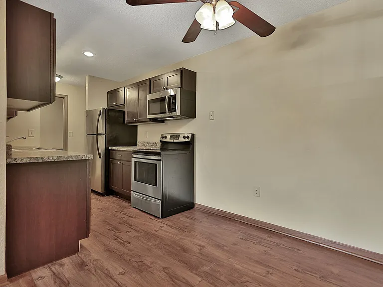 Oakridge Apartments — Photo 13