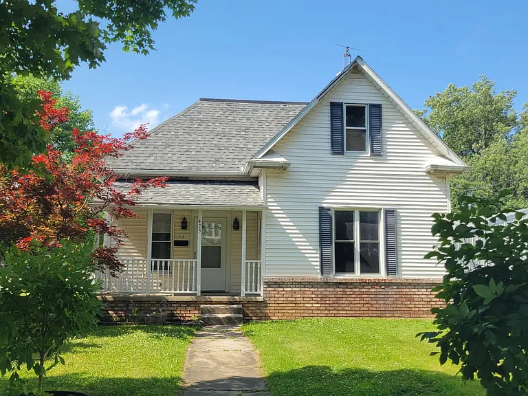 423 W Main St — Photo 1