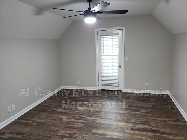553 Owendale Dr — Photo 12