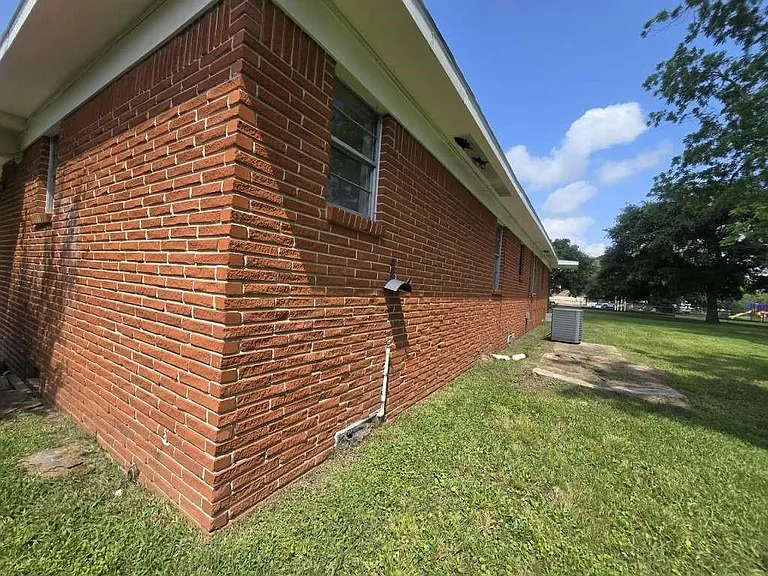 1824 Magnolia St — Photo 3