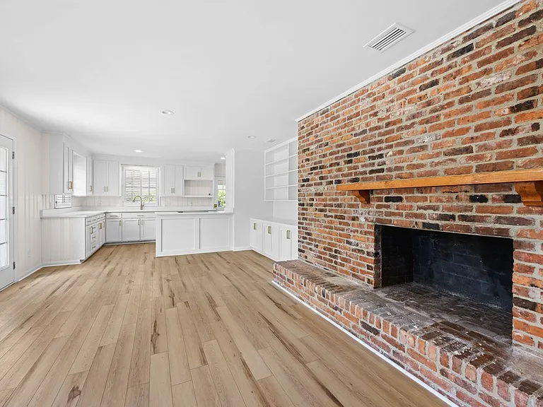 2421 Westwood Dr — Photo 7