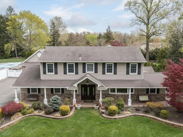 8 Meadowrue Lane, East Northport, NY 11731