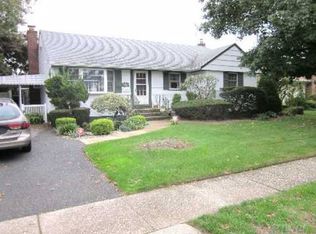 757 Woodbridge Ln W, Wantagh, NY 11793