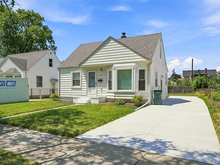 100 S Custer Ave — Photo 2