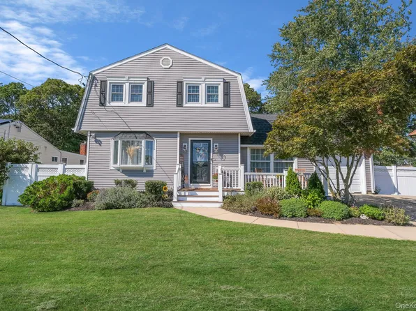 41 Hy Place, Lake Grove, NY 11755