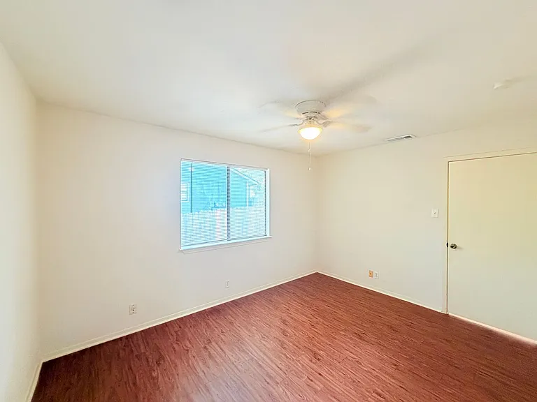 405 Parkhill Cv — Photo 15