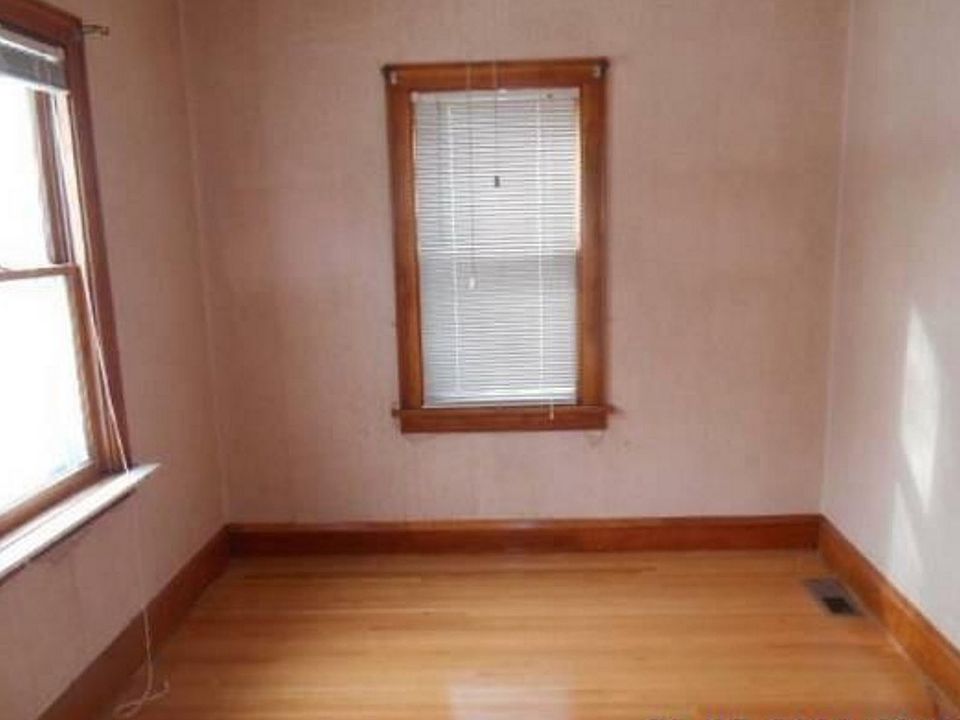 2nd image of 4408 4th St NE #1